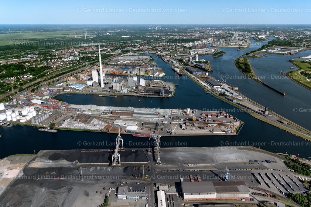 4030142 | BREMEN 01.06.2020 Kaianlagen und Schiffs- Anlegestellen am Hafenbecken des Binnenhafen am Ufer der Weser im Ortsteil Gröpelingen in Bremen, Deutschland. Weiterführende Informationen bei: bremenports GmbH &amp; Co. KG. // Quays and boat moorings at the port of the inland port on shore of Weser in the district Groepelingen in Bremen, Germany. Further information at: bremenports GmbH &amp; Co. KG. Foto: Gerhard Launer
