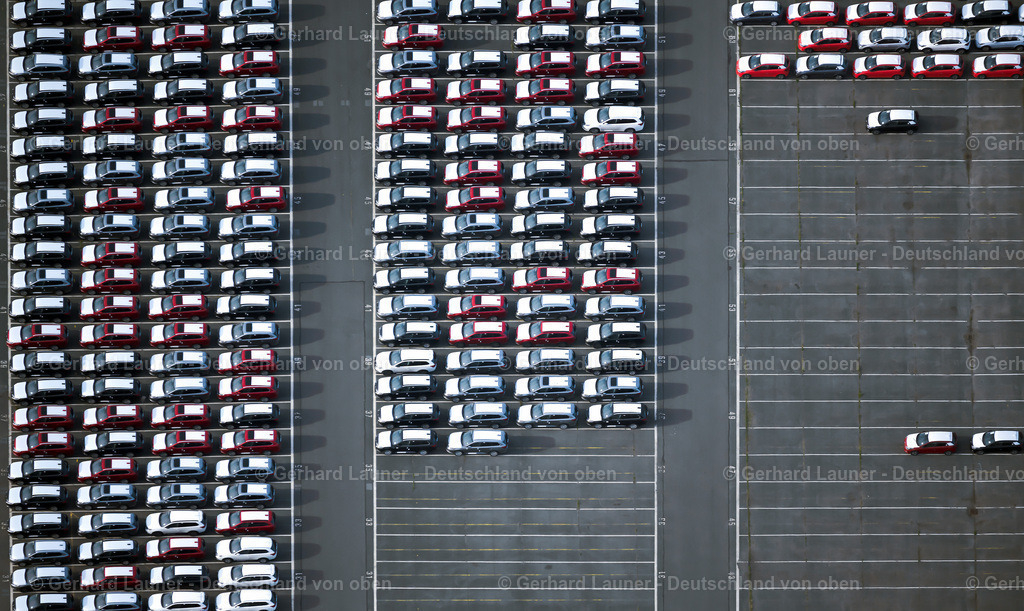 4030612 | BREMERHAVEN 01.06.2020 Senkrecht- Luftbild aus der Satelliten- Perspektive vom Parkplatz und Abstellfläche für Automobile - PKW am Überseehafen im Ortsteil Stadtbremisches Überseehafengebiet Bremerhaven in Bremerhaven im Bundesland Bremen, Deutschland. // Vertical aerial view from the satellite perspective of the parking and storage space for automobiles on Ueberseehafen in the district Stadtbremisches Ueberseehafengebiet Bremerhaven in Bremerhaven in the state Bremen, Germany. Foto: Gerhard Launer
