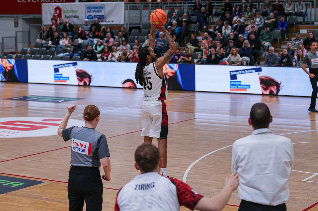 Pro A BAYER GIANTS vs Eisbären Bremerhaven-85 | Fotos von Basketballspielen aus dem Raum NRW fotografiert von Gero Mueller-Laschet und Daniel Schaefer - Realisiert mit Pictrs.com