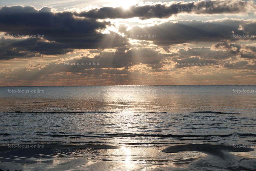 Spectacular almost spiritual sunset on the beach of Liepja | foto-focus-online