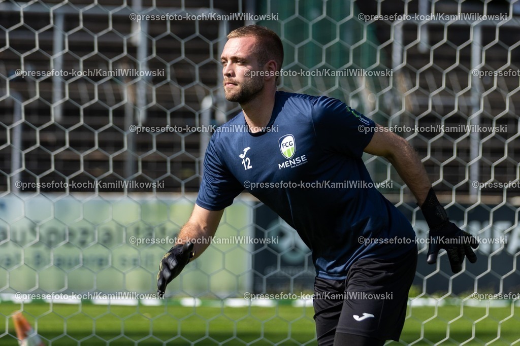 xKWI20092501032 | 20.09.2025, xkwix, Fußball, Regionalliga West, FC Gütersloh - FC Schalke 04 U23, Ohlendorf Stadion im Heidewald: Tim Matuschewsky (FC Gütersloh #12)