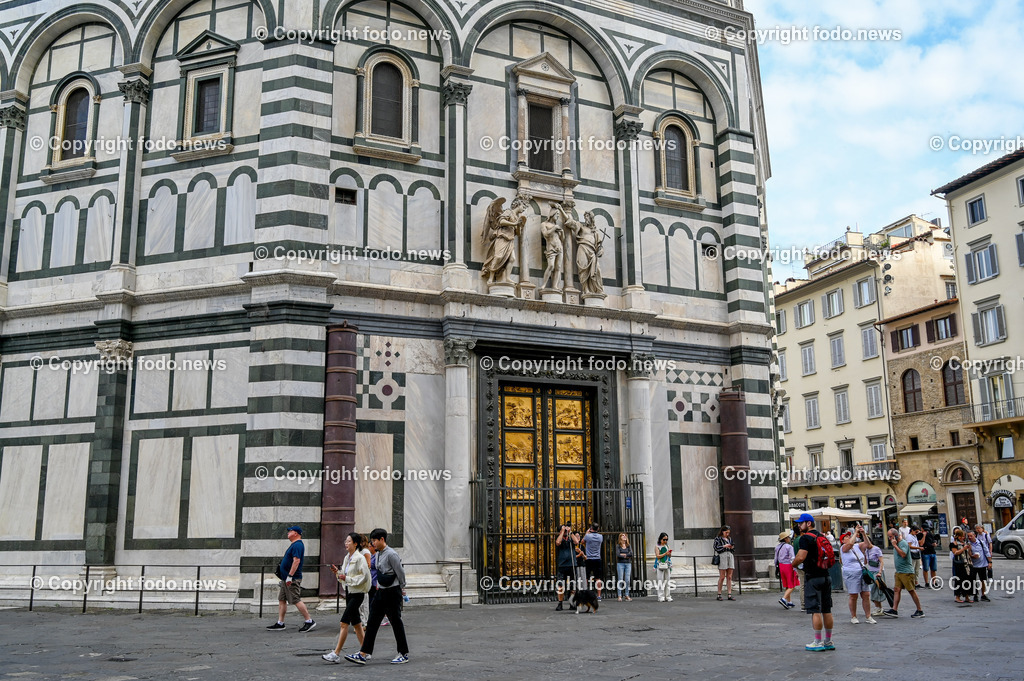 Italien_ Toscana_ Florenz_ 30.05.2024-241 | 30.05.2024, Italien, ITA, Toskana, Florenz im Bild Stadtansichten, Gebäude, Architektur, Touristen, Historisch, Souvenir, Altstadt, Museum, Statuen, Skulpturen, Piazza della Signoria, Statue David, Palazzo Vecchio, Neptunbrunnen, Piazza della Repubblica, Ponte Vecchio, Brücke, Uffizien, Kathedrale Santa Maria del Fiore, Arno, Fluß


Florenz, Firenze, ist eine italienische Großstadt. Nach Einwohnern ist sie die achtgrößte Stadt Italiens. Florenz ist die Hauptstadt sowie größte Stadt der Region Toskana und der Metropolitanstadt Florenz, in der etwa eine Million Menschen leben. Florenz ist für seine Geschichte berühmt. Leonardo da Vinci verbrachte große Teile seiner Jugend in Florenz, Michelangelo fand Unterschlupf in der Kirche der Medici, Galileo Galilei wohnte als Hofmathematiker in den Palästen der Medici. Von 1865 bis 1871 war die Stadt die Hauptstadt des neu gegründeten Königreichs Italien. Das historische Zentrum von Florenz zieht Jahr für Jahr Millionen von Touristen an. Die historische Innenstadt wurde von der UNESCO im Jahre 1982 zum Weltkulturerbe erklärt. 
Quelle: Wikipedia
