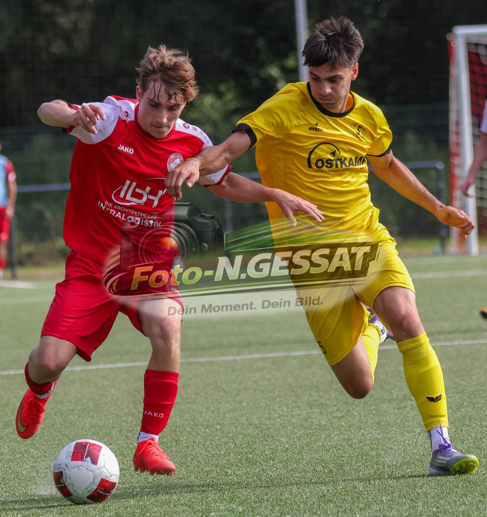 FC RW Kirchlengern - SuS Bad Westernkotten | Auf dem Bild zu sehen: Rot FC RW Kirchlengern: Julian Zähler ; gelb SuS Bad Westernkotten: Klarsah YarizadehFC RW Kirchlengern, SuS Bad Westernkotten, Saison 26/27, Westfalenliga, Kirchlengern, Deutschland - Realisiert mit Pictrs.com