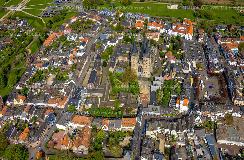 Xanten240402383 | Luftbild, kath. Kirche Dom St. Viktor in der Altstadt, Altstadt Marktplatz mit Außengastronomie, Rathaus, Xanten, Niederrhein, Nordrhein-Westfalen, Deutschland