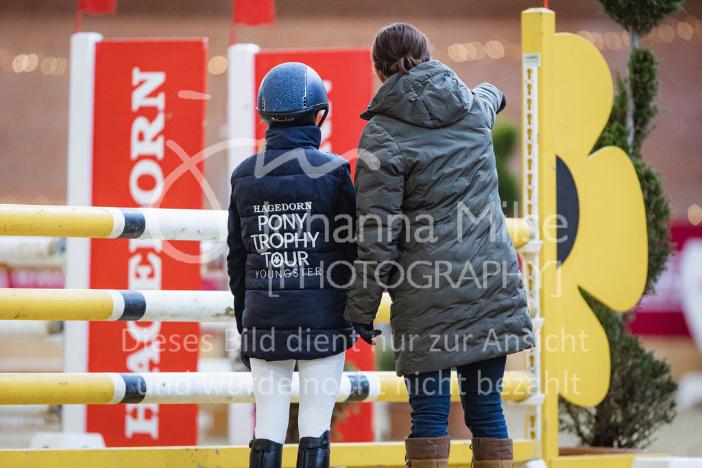 221127_Winterfestival_L-Spr_HPTTY-222 | Deine schönsten Turniermomente als professionelle Fotos! Entdecke hochwertige Pferdesport-Fotografie im Online-Shop. Jetzt Fotos finden & bestellen!