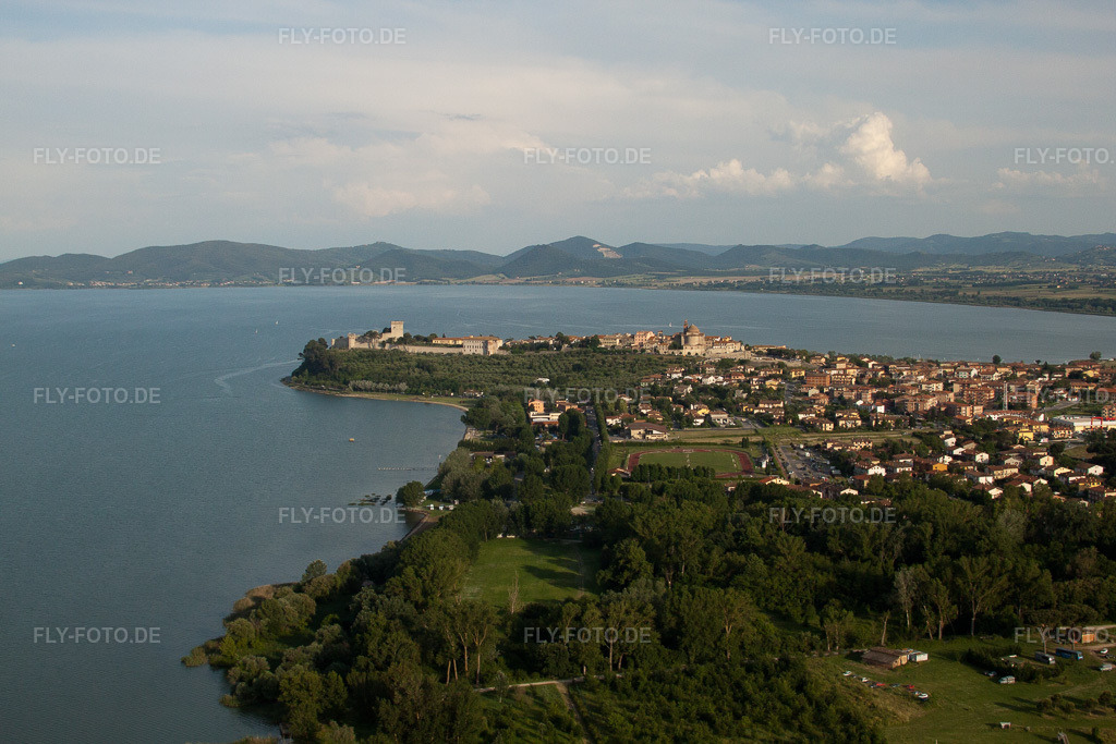 Luftbild: Ortsansicht in Castiglione del Lago im Bundesland Umbria in Italien. Foto: IMG_27816.jpg vom 29.05.2010 durch Werner Riehm/FLY-FOTO.de