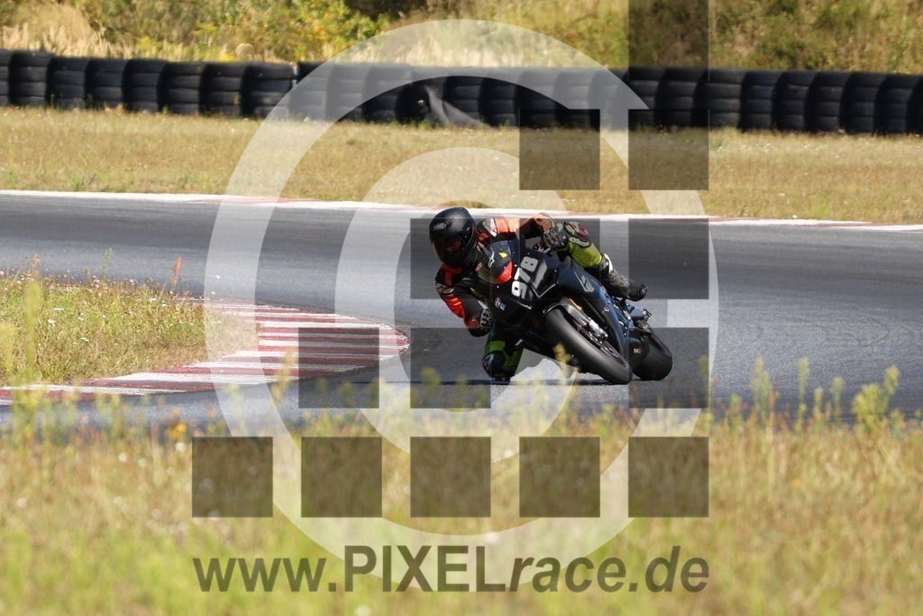 0978-20240813_12768 | Schöne Erinnerungen an spannende Momente - das festzuhalten ist unser Job. PIXELrace.de ist seit 2003 auf den Rennstrecken Europas unterwegs um die Action draußen beim Fahren und die wunderbare Stimmung imm Fahrerlager für euch einzufangen.