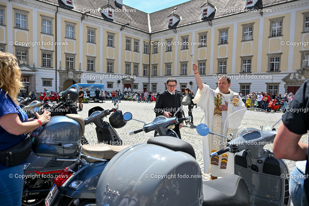 Lets Vespa togehter_ Neuhofen_ 05.05.2024-127 | 05.05.2024, Neuhofen, Kremsmuenster, AUT, Lets Vespa togehter 2024, Vespatreffen, im Bild Teilnehmer Vespatreffen, Motorsport Stadler, Vespa Weihe durch Pater Klaus im Stift Kremsmuenster