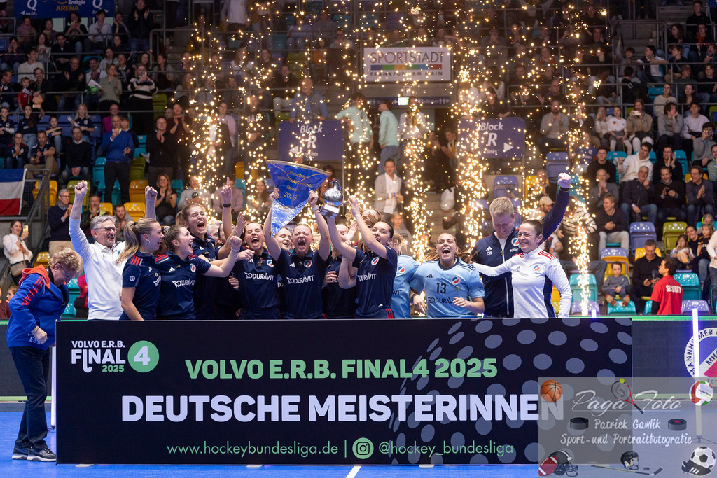 Volvo E.R.B. Final 4 Finale Frauen: Berliner HC - Mannheimer HC, 26.01.2025 | Team der Mannheimerinnen bejubeln die eutsche Meisterschaft 2025 mit Julie Pieper (Mannheimer HC #3) &amp; Nadine Kanter (Mannheimer HC #) &amp; Fiona Felber (Mannheimer HC #6) &amp; Leonie Weissenberger / Weißenberger (Mannheimer HC #7) &amp; Sonja Zimmermann (Mannheimer HC #11) &amp; Chiara Vischer (Mannheimer HC #13) &amp; Alexine Matthysen (Mannheimer HC #16) &amp; Lisa Mayerhöfer (Mannheimer HC #17) &amp; Verena Neumann (Mannheimer HC #19) &amp; Carla Mees (Mannheimer HC #23) &amp; Linda Bens (Mannheimer HC #24) &amp; Carolin Seidel (Mannheimer HC #32) &amp; Charlotte Hendrix (Mannheimer HC #48) &amp; Laura Schubert (Mannheimer HC #56), Berliner HC - Mannheimer HC, Frankfurt, Süwag Arena, 26.1.2025 - Realisiert mit Pictrs.com