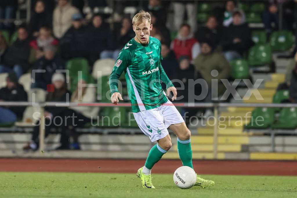 Fussball, Regionalliga Nord, SV Werder Bremen II - TSV Havelse | v.li.: Jannic Ehlers (SV Werder Bremen II, 9) am Ball, Freisteller, Einzelbild, Ganzkörper, Aktion, Action, Spielszene