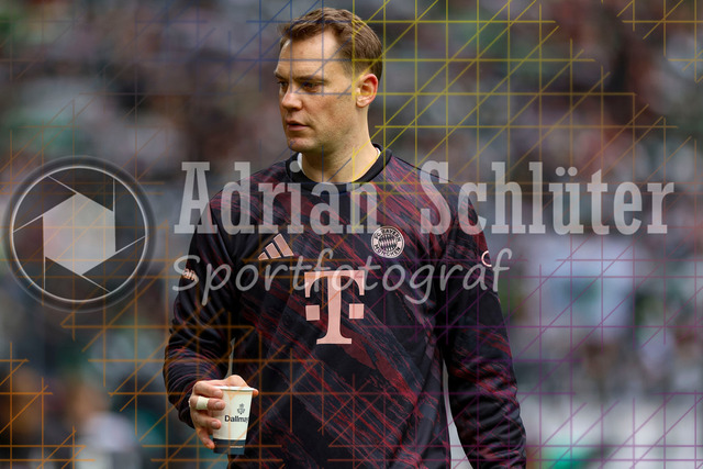 Borussia Mönchengladbach vs FC Bayern München - Bundesliga  | Mönchengladbach, Deutschland, 25.10.25:   Manuel Neuer (FC Bayern München) schaut waehrend des Spiels der Bundesliga zwischen Borussia Mönchengladbach vs FC Bayern München im Stadion im Borussia Park(Foto von Brauer-Fotoagentur / Adrian Schlueter)