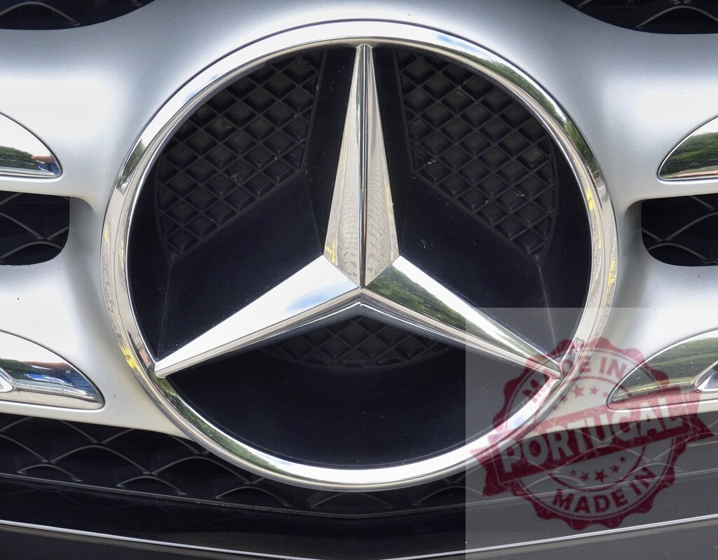 Mercedes-Benz logo emblem on car grille | Mercedes-Benz logo, a chrome three-pointed star, on a car grille - Realisiert mit Pictrs.com