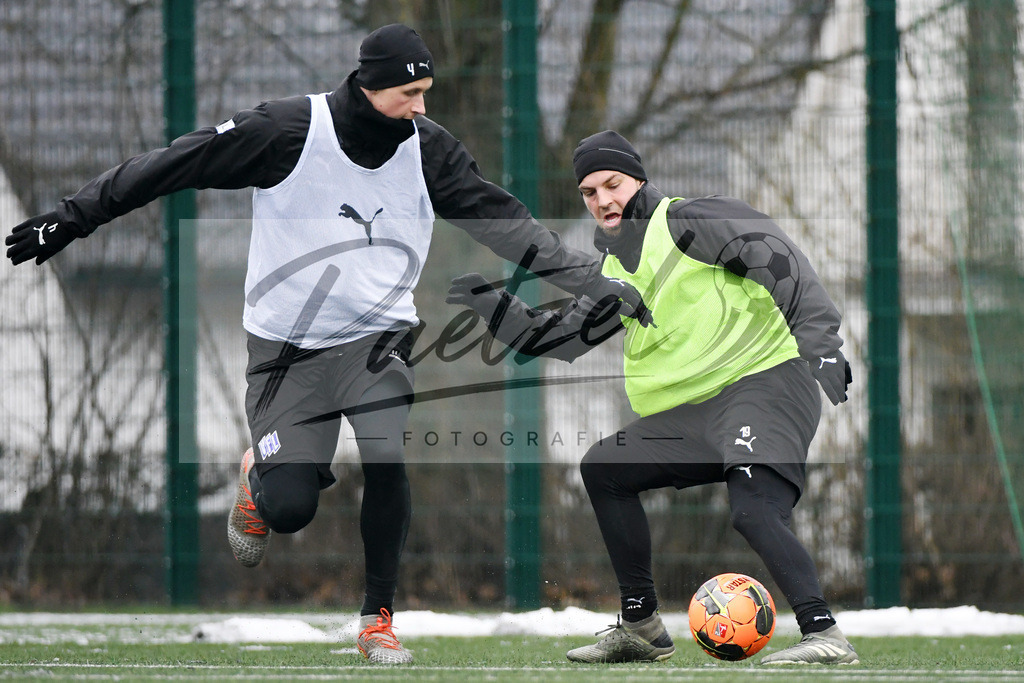 20200226_TRAOSN_0078 | Fussball, Herren: Lukas Gugganig (VfL Osnabrueck) und Kevin Wolze (VfL Osnabrueck) im Zweikampf waehrend der Trainingseinheit des VfL Osnabrueck im Sportpark Illoshoehe am 26.02.2020 in Osnabrueck, Deutschland. - Realisiert mit Pictrs.com