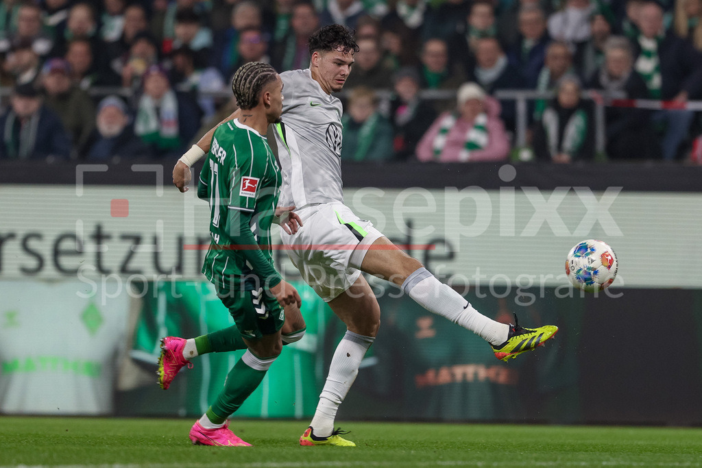 Fussball, Bundesliga, SV Werder Bremen - VfL Wolfsburg | v.li.: Justin Njinmah (SV Werder Bremen, 11) und Jenson Seelt (VfL Wolfsburg, 14) im Zweikampf, Duell, Dynamik, Aktion, Action, Spielszene, DIE DFL-RICHTLINIEN UNTERSAGEN JEGLICHE NUTZUNG VON FOTOS ALS SEQUENZBILDER UND/ODER VIDEOÄHNLICHE FOTOSTRECKEN. DFL REGULATIONS PROHIBIT ANY USE OF PHOTOGRAPHS AS IMAGE SEQUENCES AND/OR QUASI-VIDEO.