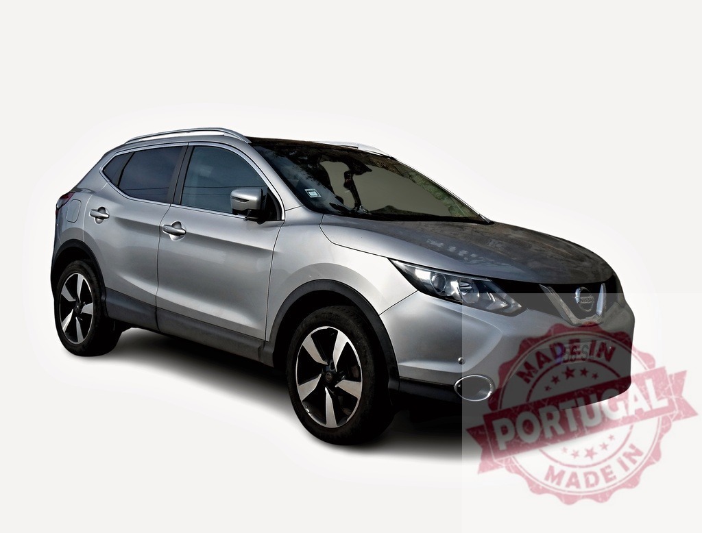 Nissan Qashqai posing on a white background | Modern silver Nissan Qashqai crossover posing on an isolated white background - Realisiert mit Pictrs.com