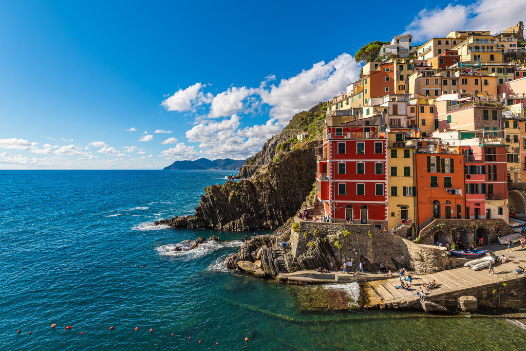 Blick auf Riomaggiore an der Mittelmeerküste in Italien | Blick auf Riomaggiore an der Mittelmeerküste in Italien.