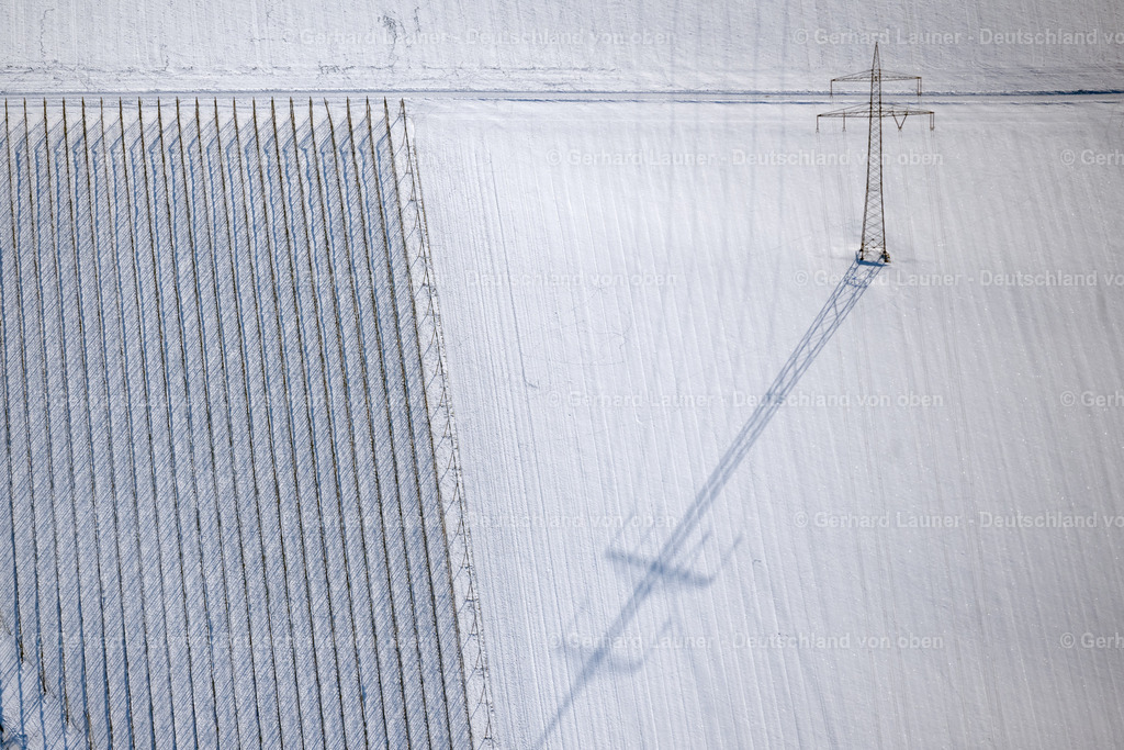 4043089 | Hochspannungsleitung und Feldsrukturen im Winter bei Zweiflingen
