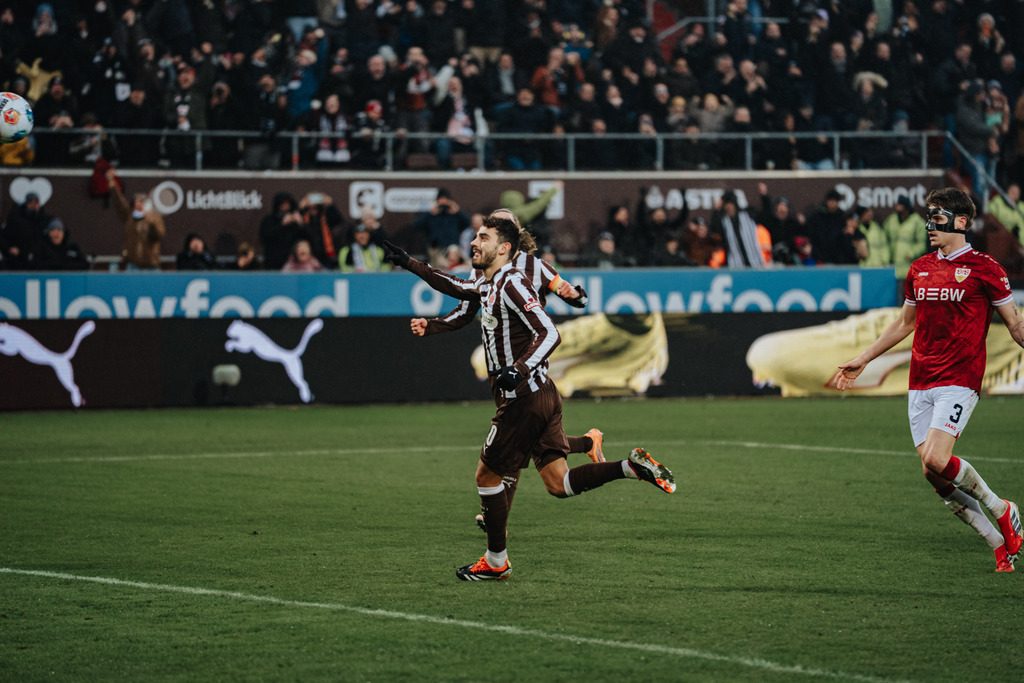 FCS02167 | Der offizielle Shop für FC St. Pauli Fotos. Wähle aus Spielszenen & Fanmomenten dein FCSP Wunschformat. Wir liefern Millerntor-Atmosphäre.
