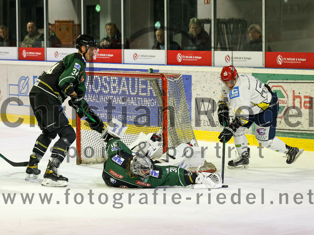 2023-01-06_086_TSV_Erding_gegen_ERV_Schweinfurt | Erding, Deutschland, 06.01.2023:
Eishockey, Bayernliga 2022 / 2023, 26. Spieltag, TSV Erding gegen ERV Schweinfurt, Endergebnis: 7:3

Bastian Cramer (Erding Gladiators, #34), Torwart Christoph Schedlbauer (Erding Gladiators, #31), Leon Hartl (ERV Schweinfurt, #55)

Foto: Christian Riedel / fotografie-riedel.net