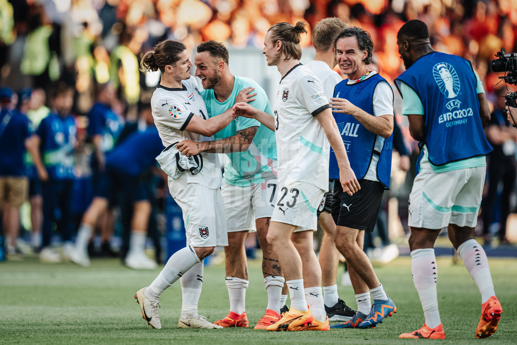 Fußball | Herren | UEFA-Fußball-Europameisterschaft 2024 | Gruppe D | Niederlande vs. Österreich | 25.06.2024 | v.l. Marcel Sabitzer (#9, Österreich) und Marko Arnautovic (#7, Österreich) nach dem Abpfiff