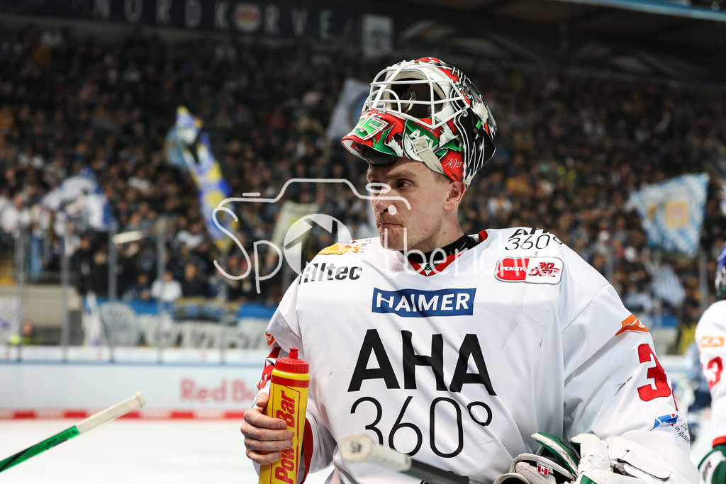 EHC München - Augsburger Panther | in Aktion Markus KELLER (AEV #35) beim Powerbreak / Freisteller / Einzelfoto