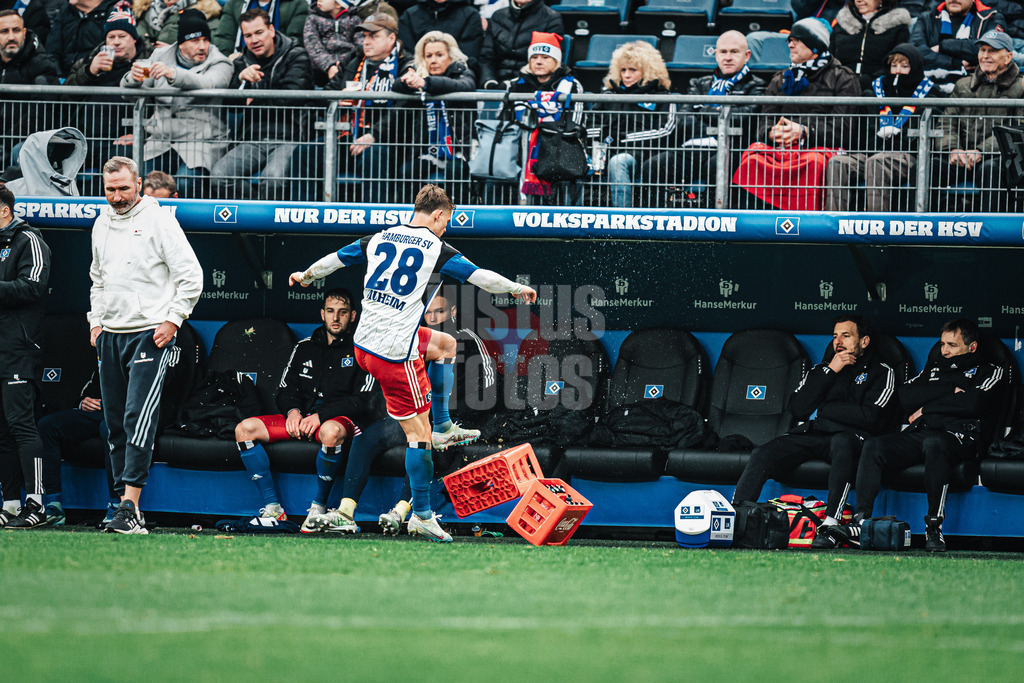 Fußball | Männer | Saison 2023/2024 | 2. Fußball-Bundesliga | 16. Spieltag | Hamburger SV vs. SC Paderborn 07 | 09.12.2023 | Miro Muheim (#28, HSV) ist nach seiner Roten Karte frustriert und tritt gegen Getränkekästen