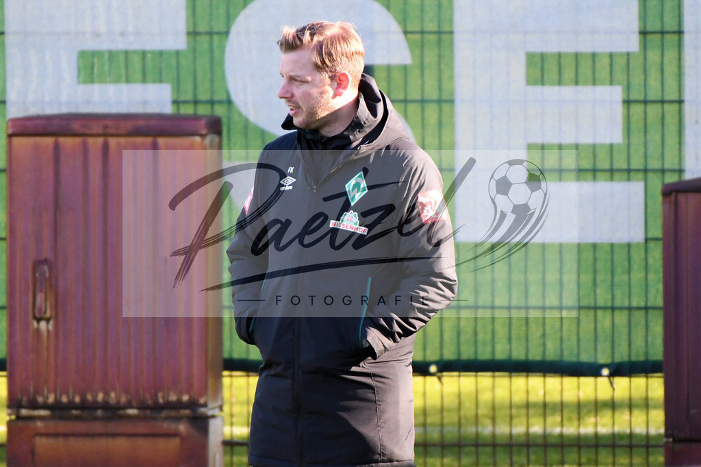 20200205_TRASVW_0087 | Fußball, Herren: Trainer Florian Kohfeldt (SV Werder Bremen)&nbsp; schaut waehrend der Trainingseinheit des SV Werder Bremen im Wohninvest Weserstadion am 05.02.2020 in Bremen, Deutschland. - Realisiert mit Pictrs.com