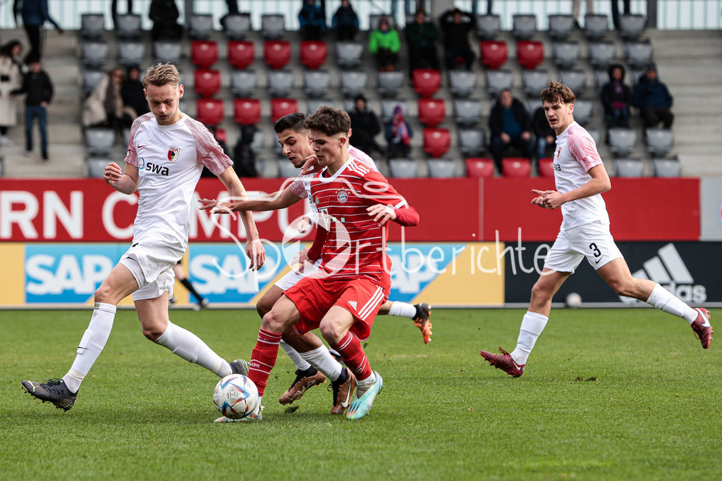 FC Bayern Muenchen U19 - FC Augsburg U19 | Jakob REICHENBACH (FCA #4) und Davide Dell ERBA (FCA #10) im Duell mit Luka KLANAC (FCB #9)