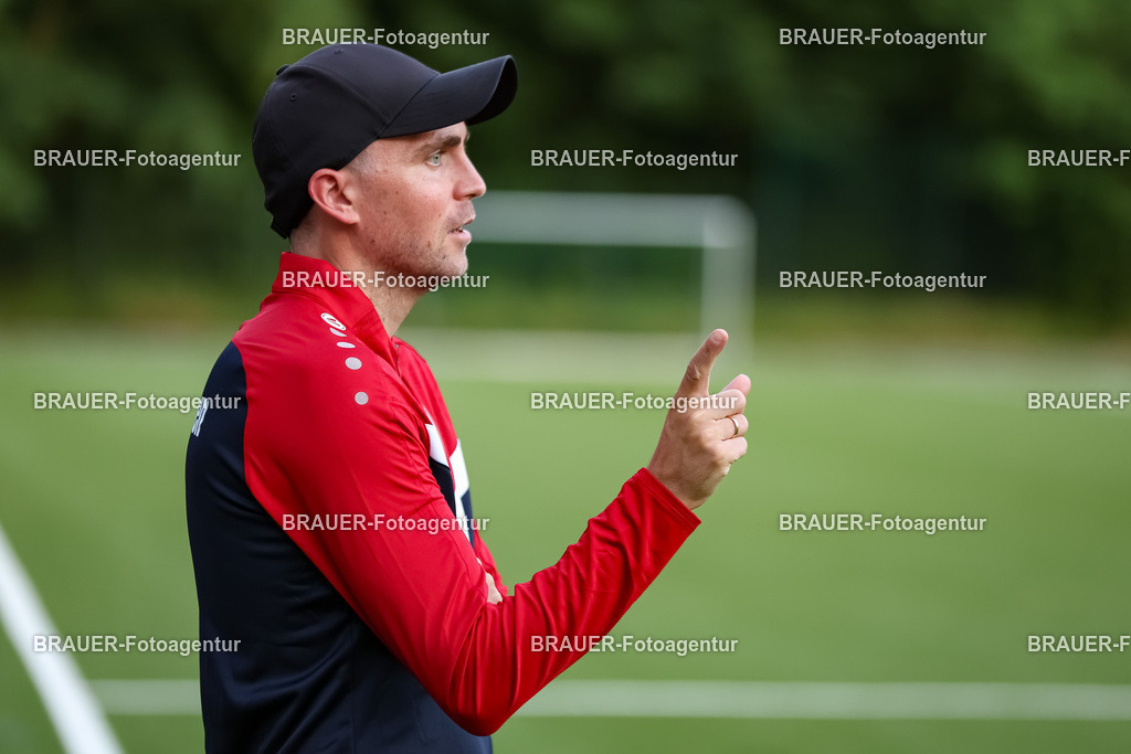 1_KFCWAT_20250723_0562.JPG -  - KFC Uerdingen - SG Wattenscheid 09 - Testspiel | Krefeld, Deutschland, 23.07.25: Trainer Julian Stöhr (KFC Uerdingen) gestikuliert, Gestik waehrend des Testspiel Spiels zwischen KFC Uerdingen - SG Wattenscheid 09 in der Covestro Sportpark am 23. July 2025 in Krefeld, Deutschland. (Foto von Stefan Brauer/Brauer-Fotoagentur)