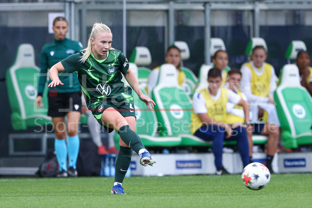 Fussball, UEFA Womens Champions League, VfL Wolfsburg - Inter Mailand | Thea Bjelde (VfL Wolfsburg, 2) am Ball, Einzelbild, Ganzkörper, Aktion, Action, Spielszene