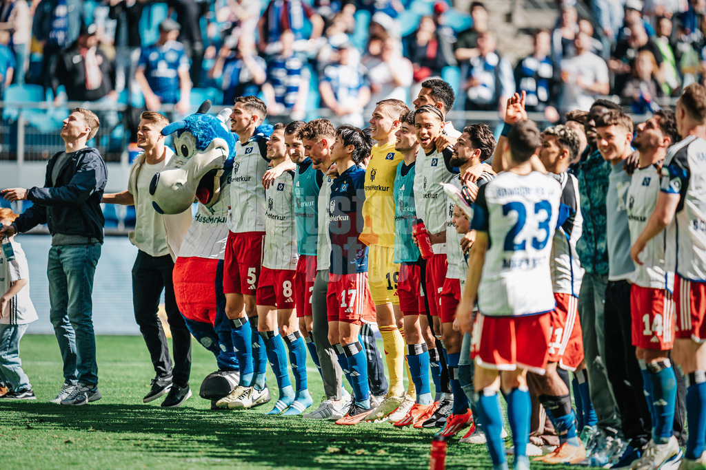 Fußball | Männer | Saison 2023/2024 | 2. Fußball-Bundesliga | 28. Spieltag | Hamburger SV vs. 1. FC Kaiserslautern | 06.04.2024 | Der HSV feiert nach dem Sieg