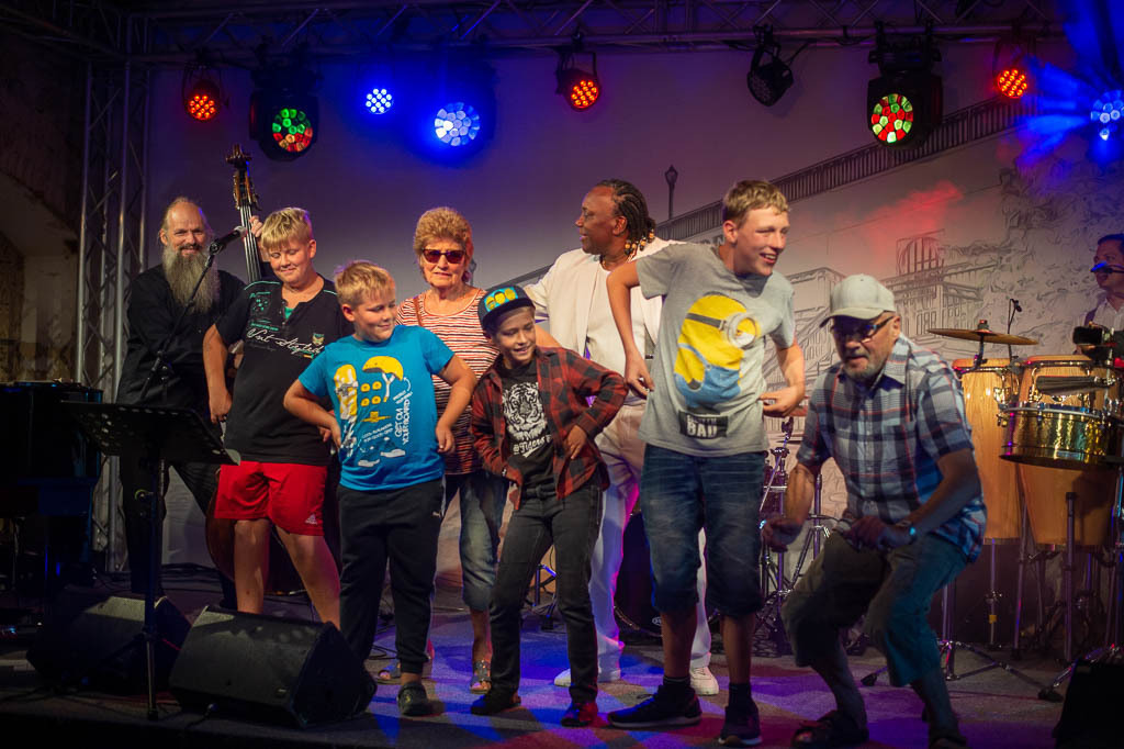 Summ Summ Salsa | Kinderkonzert Summ Summ Salsa mit Klazz Brothers & Cuba Percussion im Forte Belvedere Leisnig zum Festival Hallo Leisnig 2022. - Realisiert mit Pictrs.com