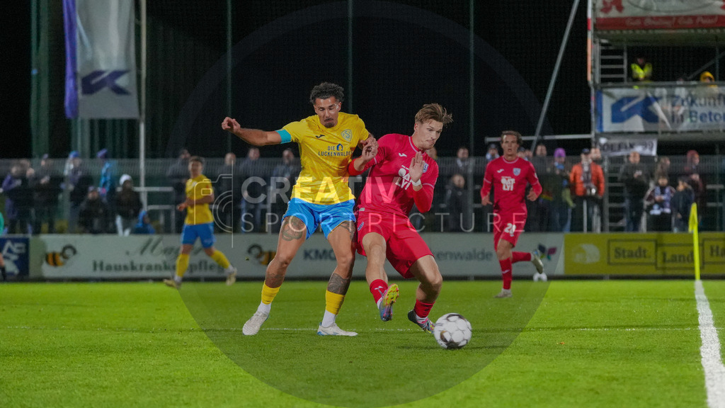 Fußball, Herren, Saison 2025/2026, Regionalliga Nordost, 13. Spieltag, FSV 63 Luckenwalde vs. SV Babelsberg 03, Freitag 24.10.2025, Werner-Seelenbinder-Stadion Luckenwalde, | Fußball, Herren, Saison 2025/2026, Regionalliga Nordost, 13. Spieltag, FSV 63 Luckenwalde vs. SV Babelsberg 03, Freitag 24.10.2025, Werner-Seelenbinder-Stadion Luckenwalde, Im Bild: Andreas Pollasch (l. Luckenwalde) und Luis Müller (r. Babelsberg) - Realisiert mit Pictrs.com