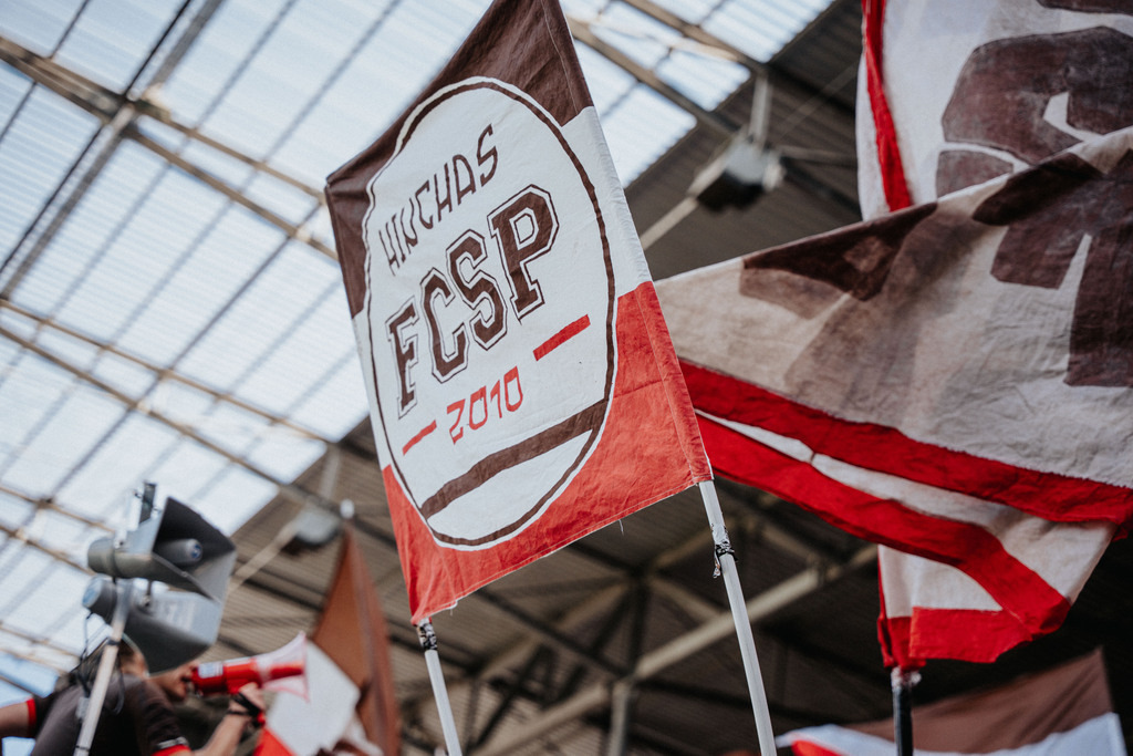 FCP08019 | Der offizielle Shop für FC St. Pauli Fotos. Wähle aus Spielszenen & Fanmomenten dein FCSP Wunschformat. Wir liefern Millerntor-Atmosphäre.
