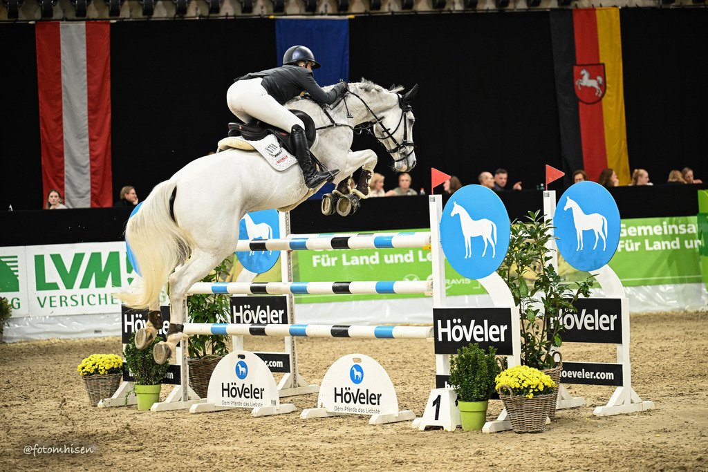 011125-18-194 | Foto Mhisen Pferdefotografie#, Reitturnier Frankfurt#  #Dressur und Springen
#Profi Pferdefotograf Reitturnier Fotograf 
#Sport Horses Photographer 
#equestrain photographer - Realisiert mit Pictrs.com