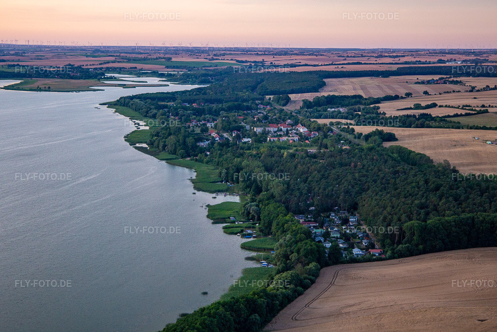 Luftbild: Camping am Ufer des Oberuckersee von Süden im Ortsteil Warnitz in Oberuckersee im Bundesland Brandenburg in Deutschland. – Foto: IMG_116367.jpg vom 17.07.2019 durch Werner Riehm/FLY-FOTO.de – Auflösung des Originals: 5264 x 3510 px – Camping am Oberuckersee