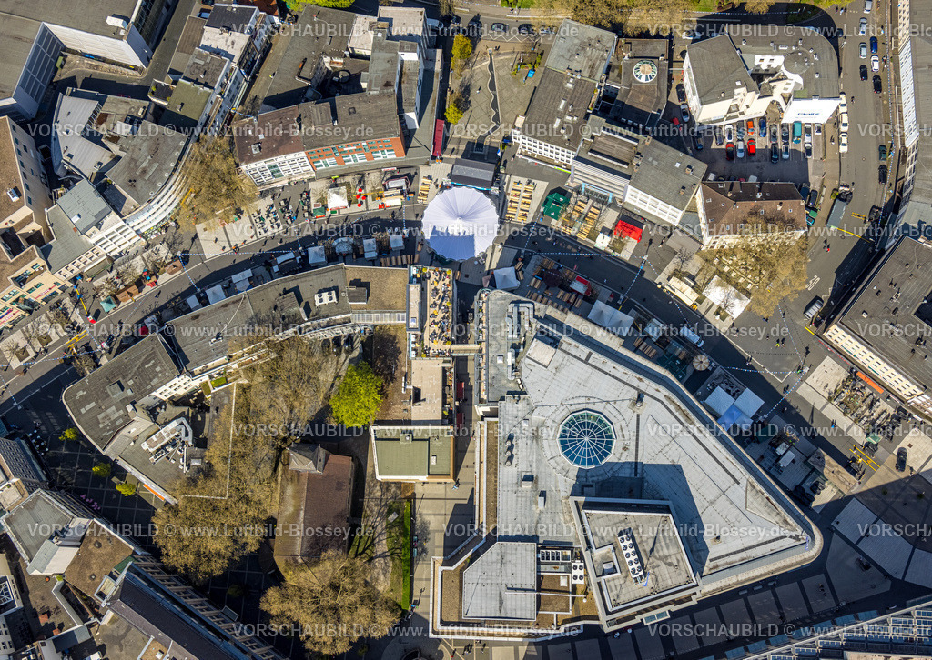 Bochum230404494 | Luftbild, Weißer Schirm für Maifestveranstaltung, Modehaus Baltz, City und Bongardstraße, Dachterrasse Boulevardcafe Wiacker auf dem Baltz-Haus, Sonnendach, Gleisdreieck, Bochum, Ruhrgebiet, Nordrhein-Westfalen, Deutschland
