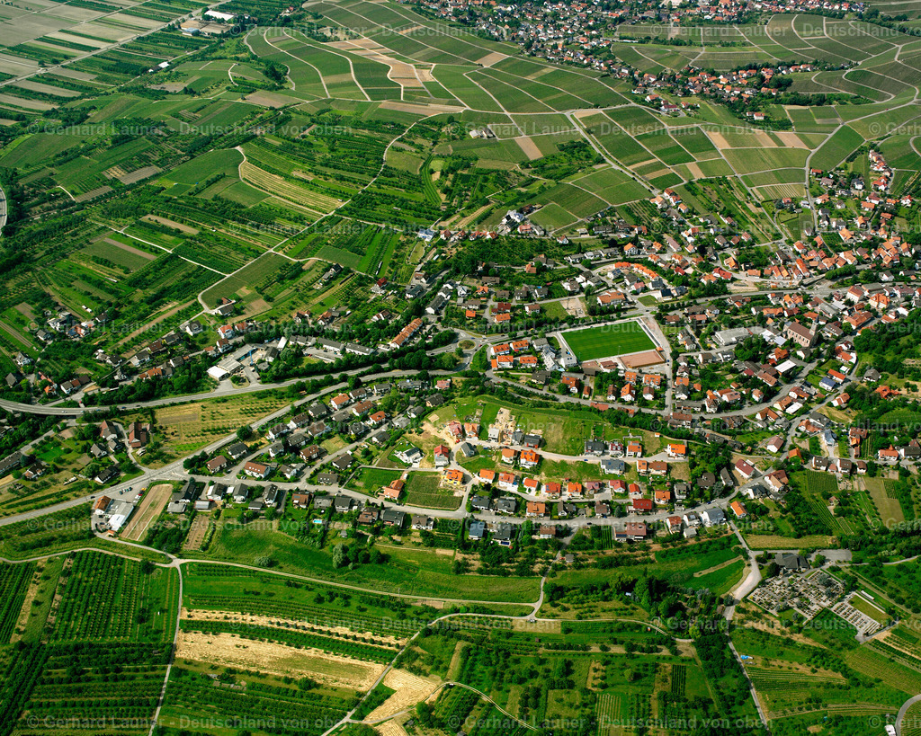 2526044 | ALTSCHWEIER 01.08.2005 Ortsansicht am Rande von landwirtschaftlichen Feldern und Nutzflächen  in Altschweier im Bundesland Baden-Württemberg, Deutschland // Village view on the edge of agricultural fields and land  in Altschweier in the state Baden-Wuerttemberg, Germany Foto: Gerhard Launer
