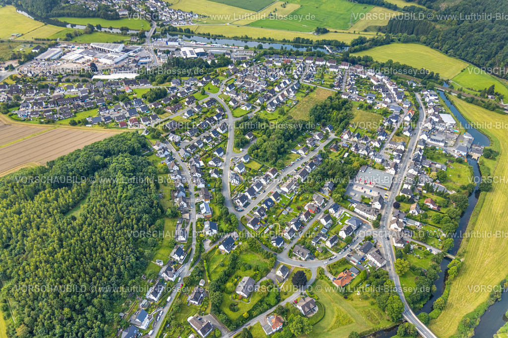 Meschede250807028 | Luftbild, Wohngebiet Ortsansicht Ortsteil Freienohl, hinten Gewerbegebiet Bahnhofstraße, Fluss Ruhr NSG, Freienohl, Meschede, Sauerland, Nordrhein-Westfalen, Deutschland