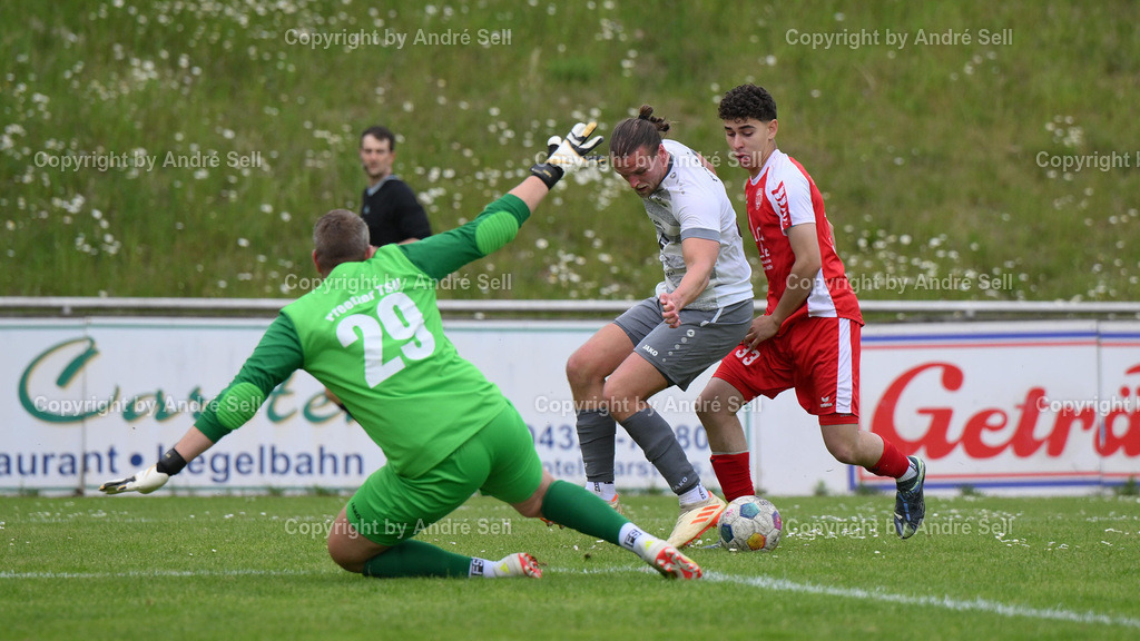 TSV Bordesholm vs Preetzer TSV | Andoni Pena (Bordesholm #33) / Fabian Klonikowski (Preetz #29) &amp; Felix Ziebell (Preetz #31) / Fußball-Landesliga Holstein Männer 2024/2025 / TSV Bordesholm vs Preetzer TSV / Sportanlage Platz A / Bordesholm / 31.05.25 - Realisiert mit Pictrs.com