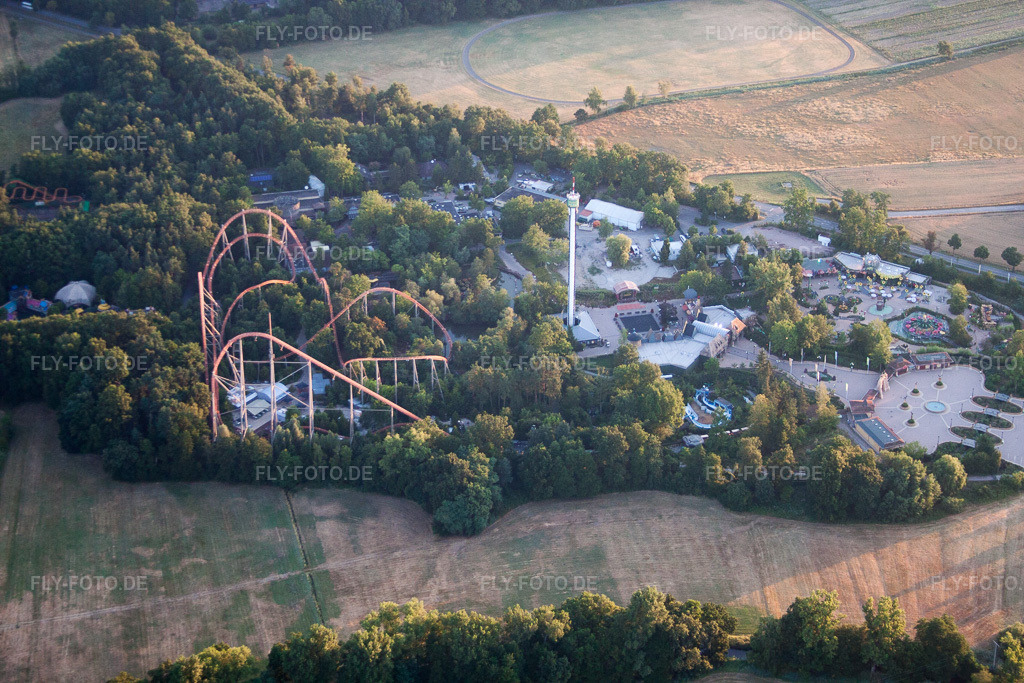 Luftbild: Ferienhaus- Anlage des Ferienparks Holiday Park in Haßloch im Bundesland Rheinland-Pfalz in Deutschland. – Foto: IMG_69338.jpg vom 04.07.2014 durch Werner Riehm/FLY-FOTO.de – Auflösung des Originals: 4752 x 3168 px