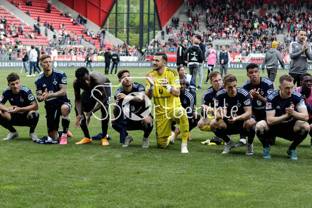 SSV Jahn Regensburg - Hamburger SV | Die Spieler des HSV feiern mit den mitgereisten fAns den Sieg in Regensburg / Jubel / Auswaertssieg / Freude / Ultras / DFL REGULATIONS PROHIBIT ANY USE OF PHOTOGRAPHS AS IMAGE SEQUENCES AND/OR QUASI-VIDEO/ / Daniel HEUER FERNANDEZ / Robert GLATZEL / Jonas DAVID
