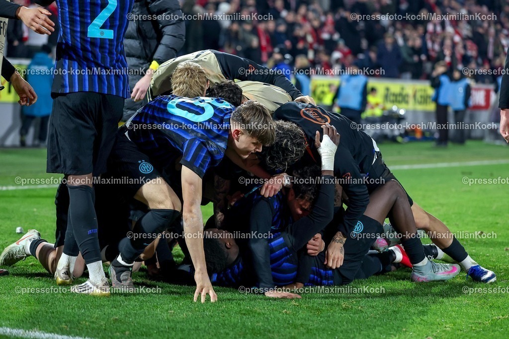 1FC04022601104 | 04.02.2026, Fußball, UEFA Youth League, U19 1. FC Köln - Inter Mailand, Sechzehntelfinale, RheinEnergie-STADION, Saison 2025 2026: Torjubel nach dem Tor zum 2:1 durch Torschütze Dilan Zarate (FC Internazionale Milano #18)  zusammen mit der Mannschaft   DFB regulations prohibit any use of photographs as image sequences and or quasi-video.