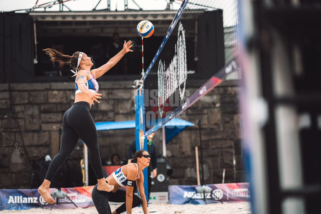 Beachvolleyball | Frauen | German Beach Tour 2024 | Tourstop Düsseldorf | 17.05.2024 | Isabel Schneider spielt den Ball übers Netz