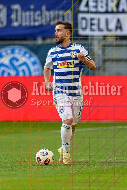 22.03.2026, GER, Fussball, Herren, 3. Liga, Saison 2025/2026, MSV Duisburg - 1860 München | Can Coskun (MSV Duisburg) in Aktion am Ball, Einzelaktion 