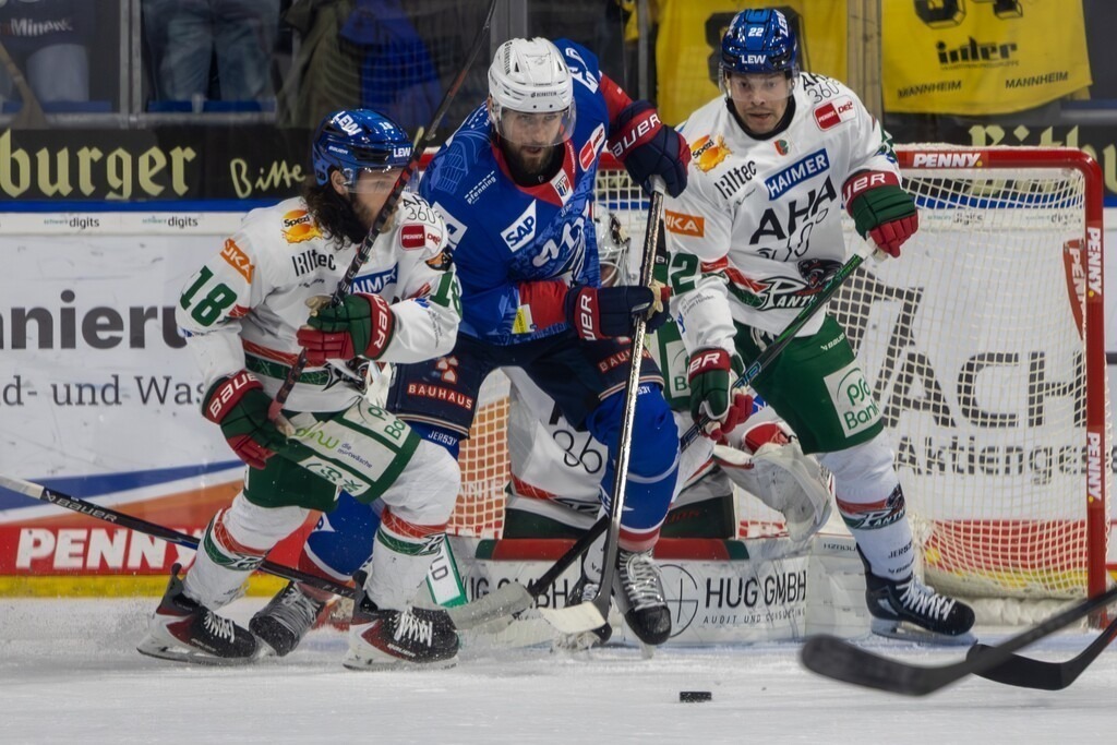 DEL, Deutsche Eishockey Liga Saison 2025/26, 45. Spieltag: Adler Mannheim gegen Augsburger Panther | DEL, Deutsche Eishockey Liga Saison 2025/26, 45. Spieltag: Adler Mannheim gegen Augsburger Panther***Viel Verkehr vor dem Tor der Augsburger - Realisiert mit Pictrs.com