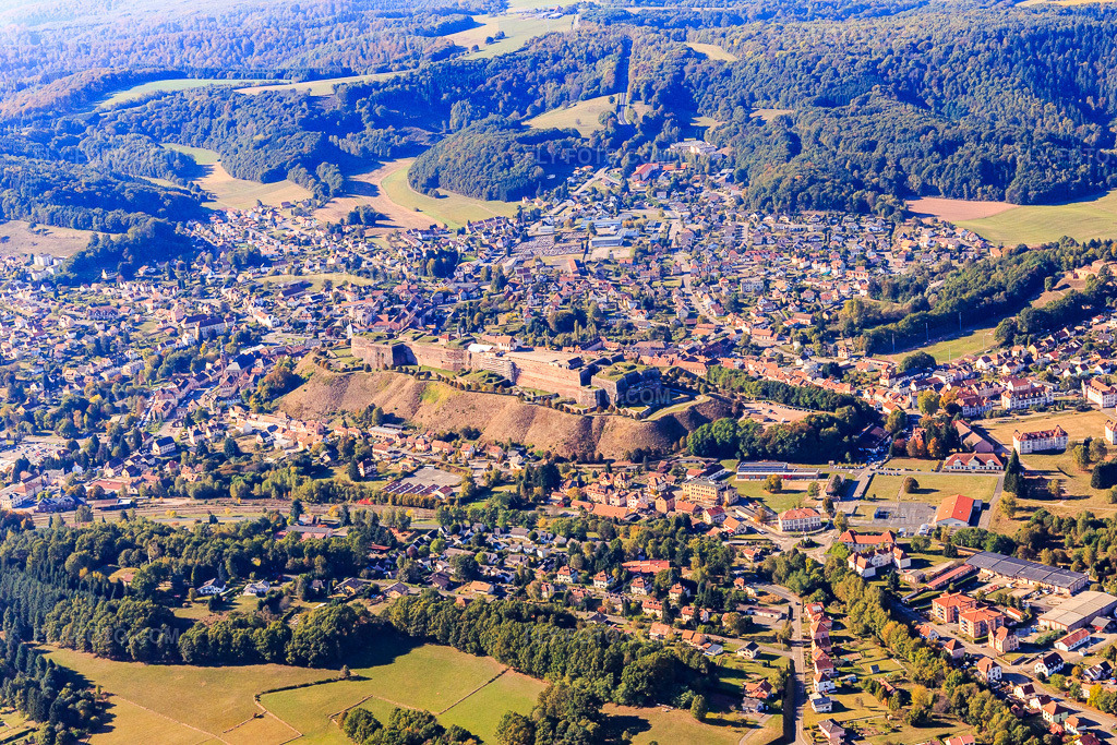 Aerial view: Citadelle de Bitche from the east in Bitsch in the state Moselle, France. – Photo: IMG_095145.jpg taken on 10/16/2016 by Werner Riehm/FLY-FOTO.com – Resolution of the original: 5472 x 3648 px