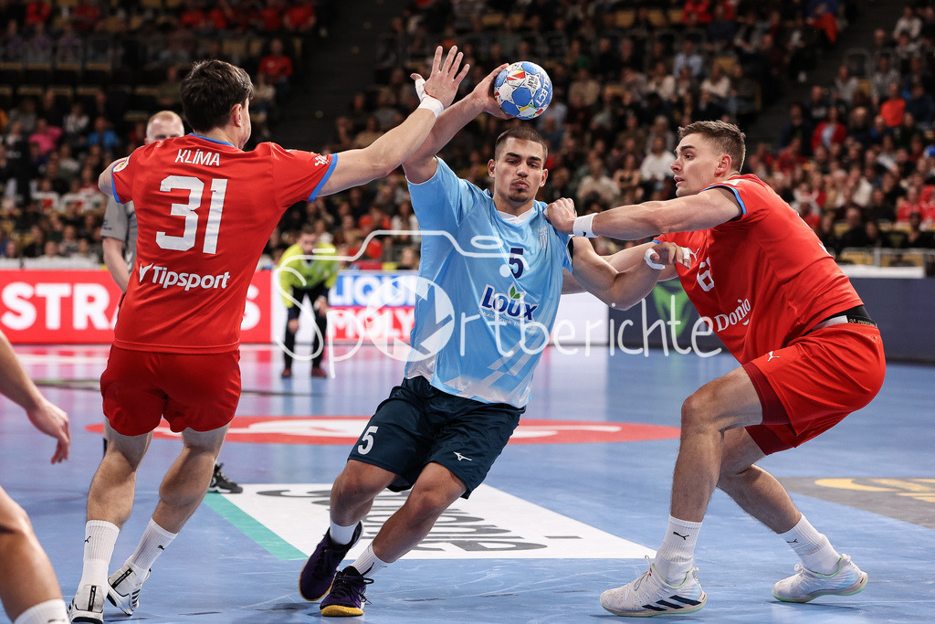 Tschechien - Griechenland | v. l. Matej KLIMA (CZE #31), Dimitrios PANAGIOTOU (GRE #5) und Stepan ZEMAN (CZE #66) / Zweikampf