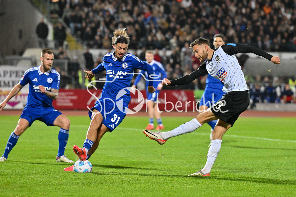 SSV Ulm 1846 Fussball - FC Schalke 04 | der Torschuss von Felix HIGL (SSV Ulm #33) kann in letzter Sekunde von Taylan BULUT (FC Schalke #31) geblockt werden / 2. Bundesliga: SSV Ulm 1846 Fussball - FC Schalke 04, Donaustadion am 01.11.2024