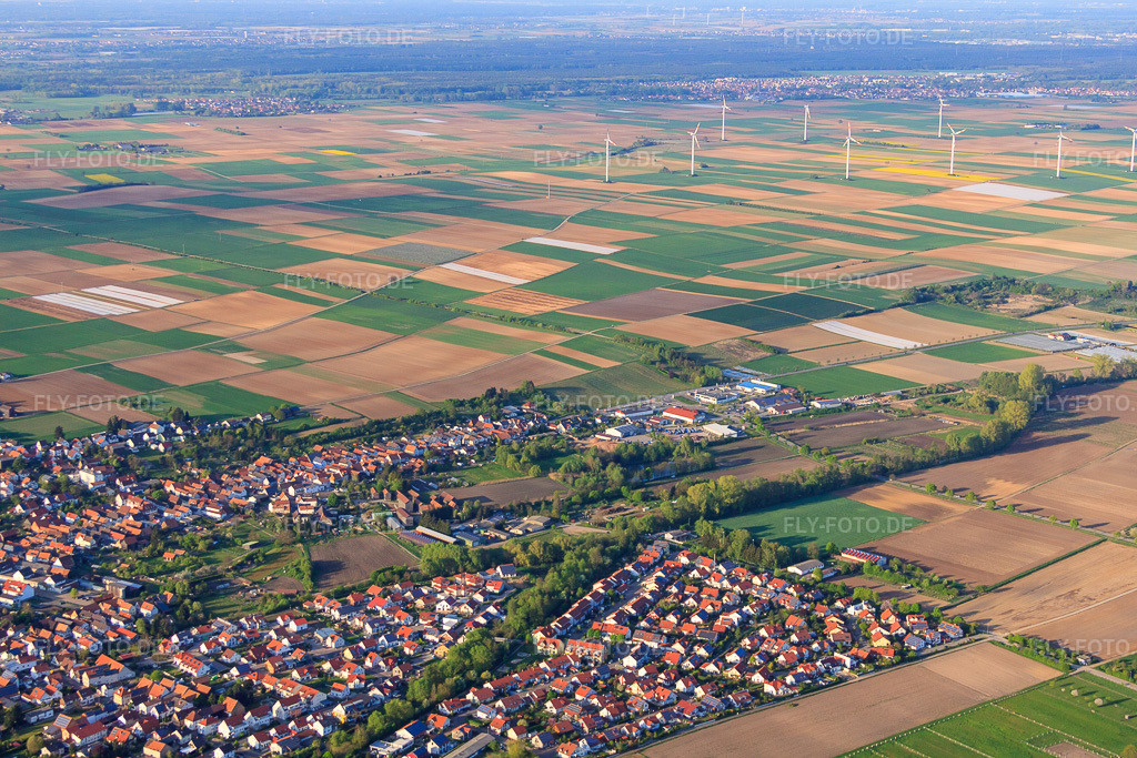 Luftbild: Geschwister-Scholl-Straße am Klingbach-Tankgraben in Herxheim bei Landau im Bundesland Rheinland-Pfalz in Deutschland. Foto: IMG_64311.jpg vom 11.04.2014 durch Werner Riehm/FLY-FOTO.de